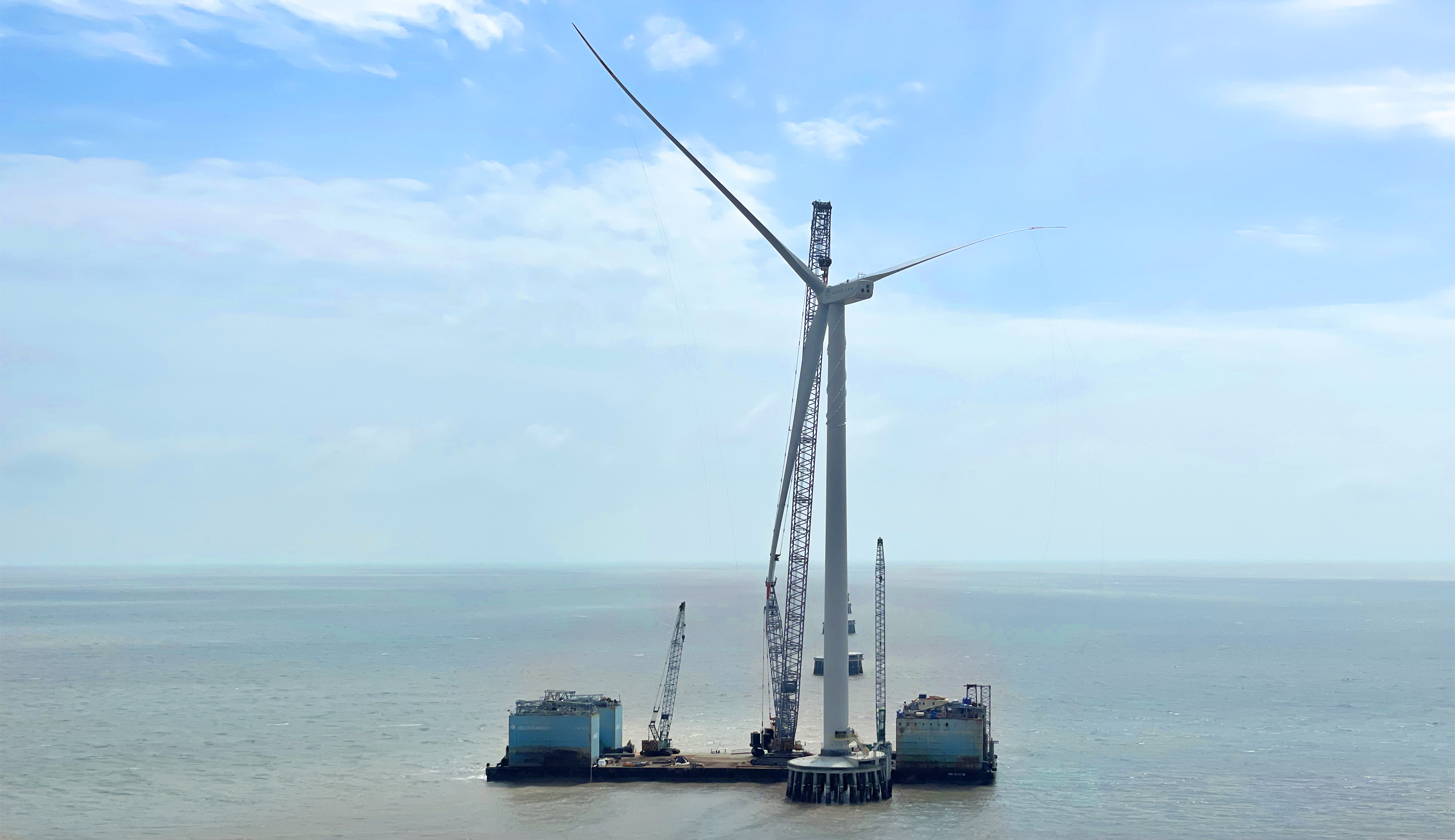 【吹响攻坚冲锋号】人生就是搏股份首个&ldquo;双海&rdquo;项目顺利实现首台机组吊装！